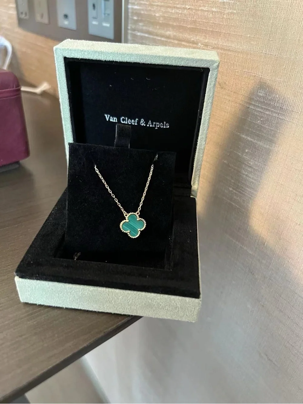 Van Cleef & Arpels Gold Necklace with Green Alhambra Clover - Picture 5 of 7
